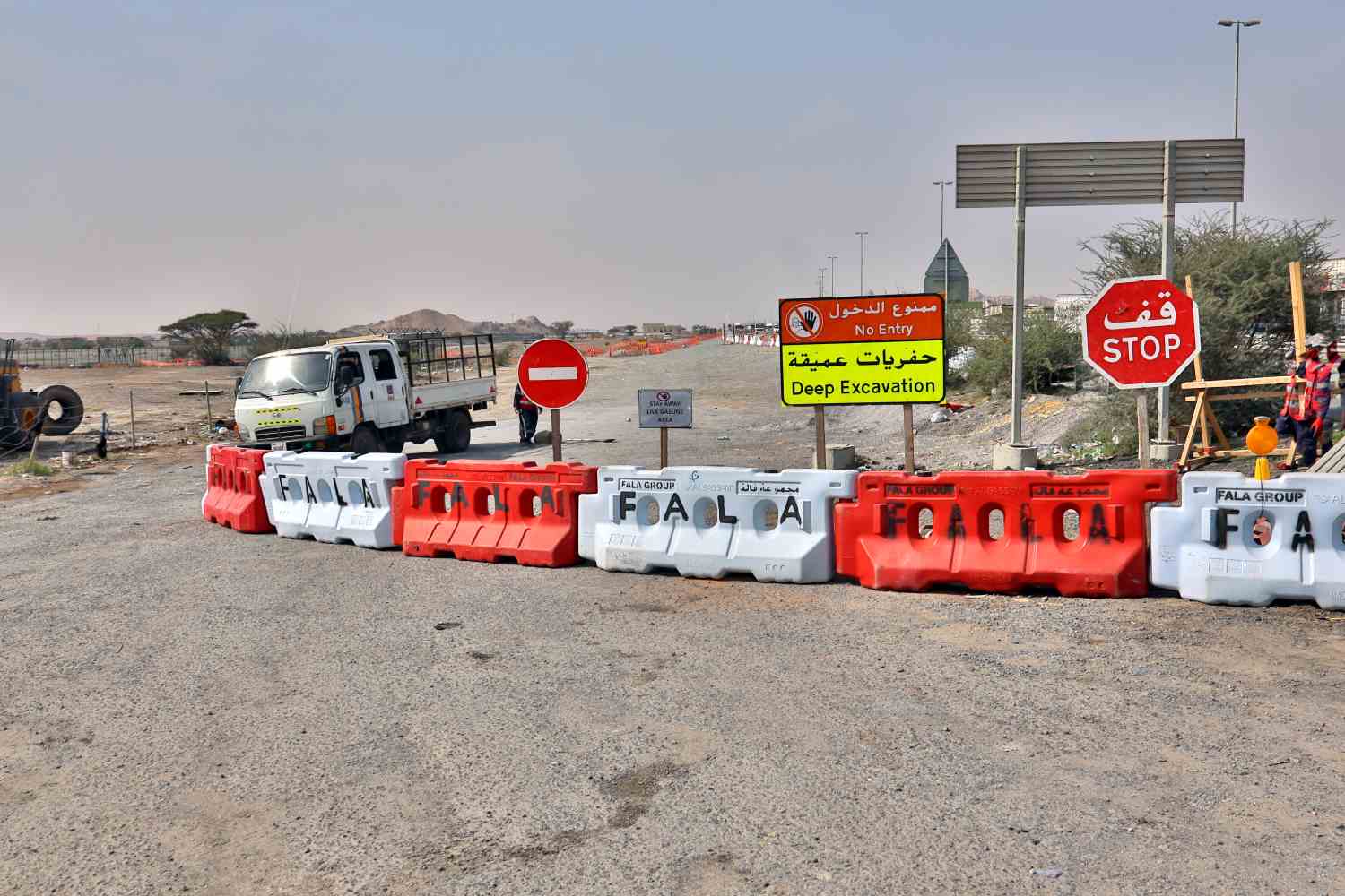 Design and build access road (RIRO) to connect with E-18 road at Al Ghail